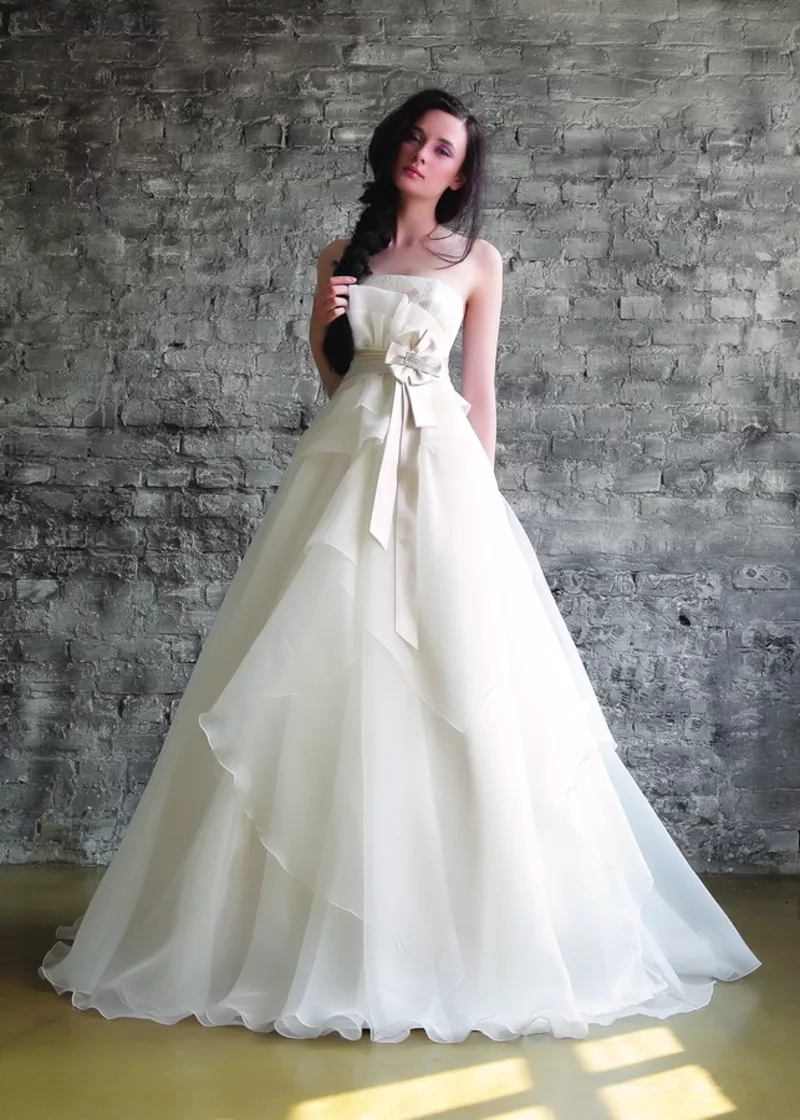 Продам изумительно красивое свадебное платье,  р. 44-46,  цвет сливки